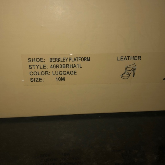 Micheal Kors leather heels - Picture 2 of 4